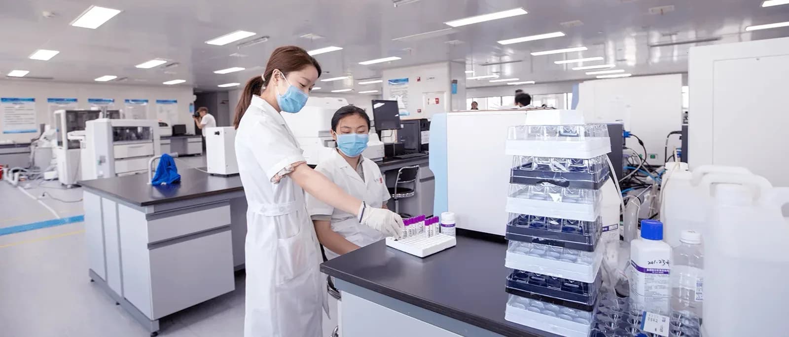 Лабораторный кадр из галереи Stemcell China. Статус конкретной программы проверяют по документам.
